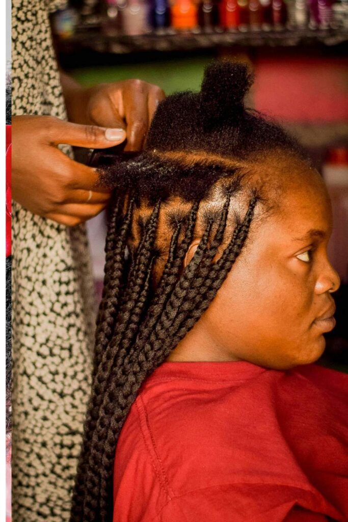 A lady making Knotless braid
