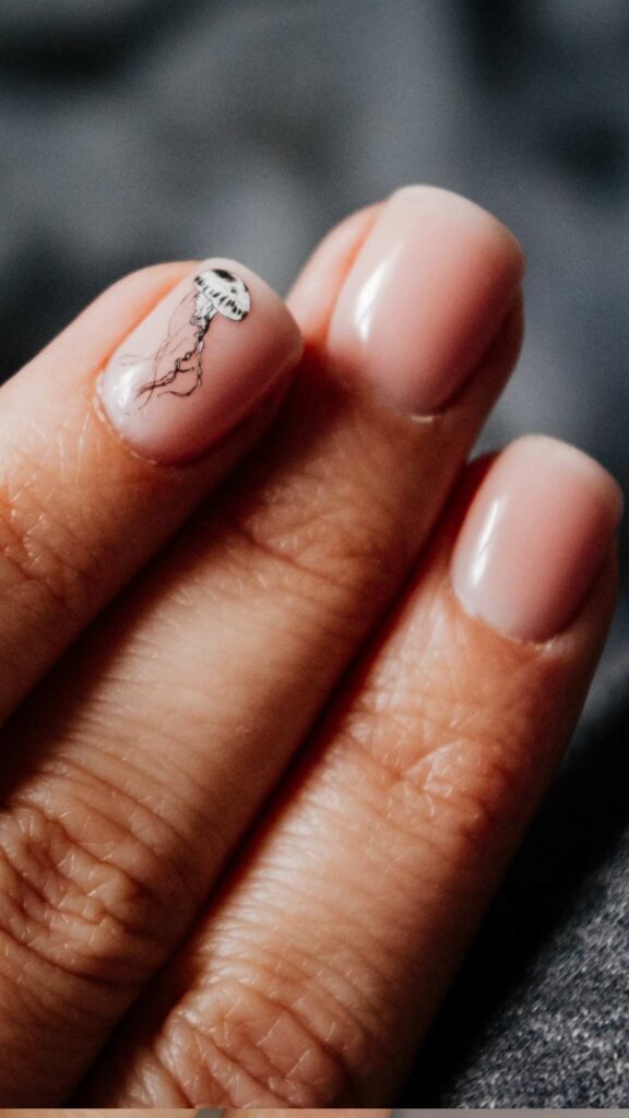 A minimal nails design that looks clean and neat.