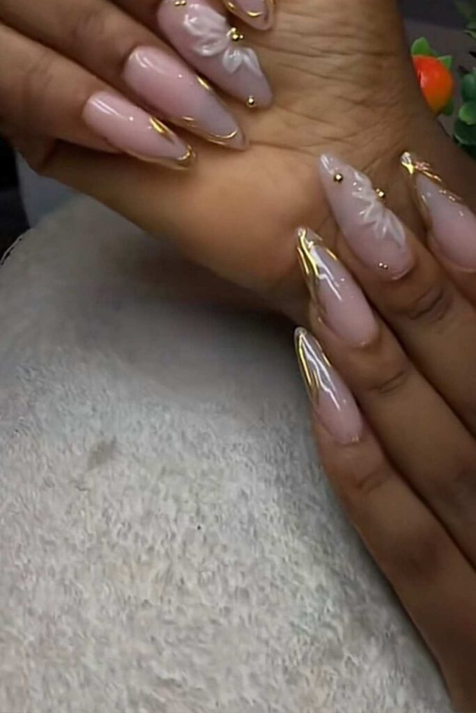 nude nails with golden design
