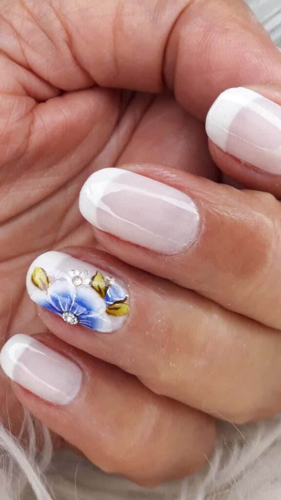 A short nails design with design on the fourth finger.