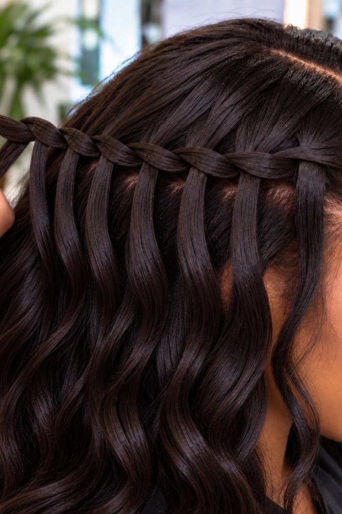 A picture of cross braiding the hair